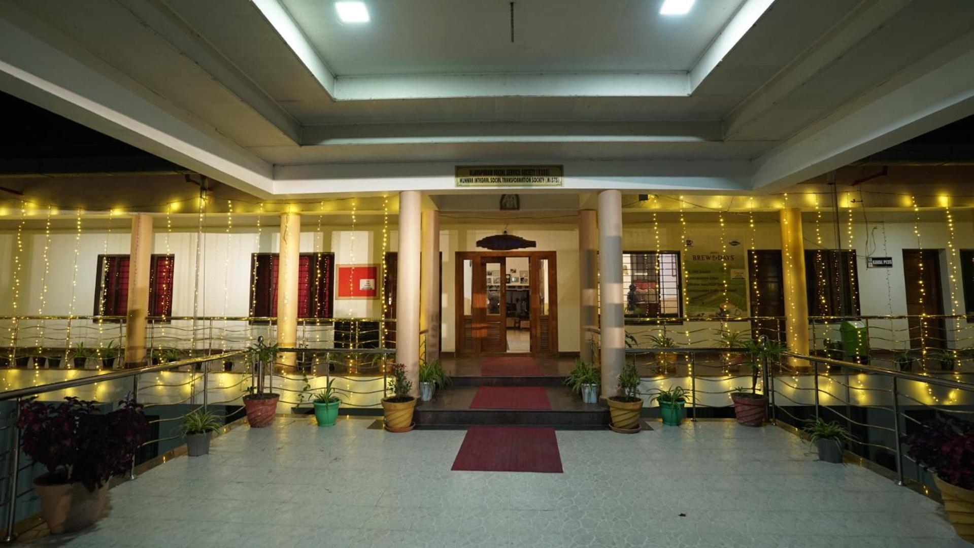 Ac Mist Hotel Мунар Екстериор снимка